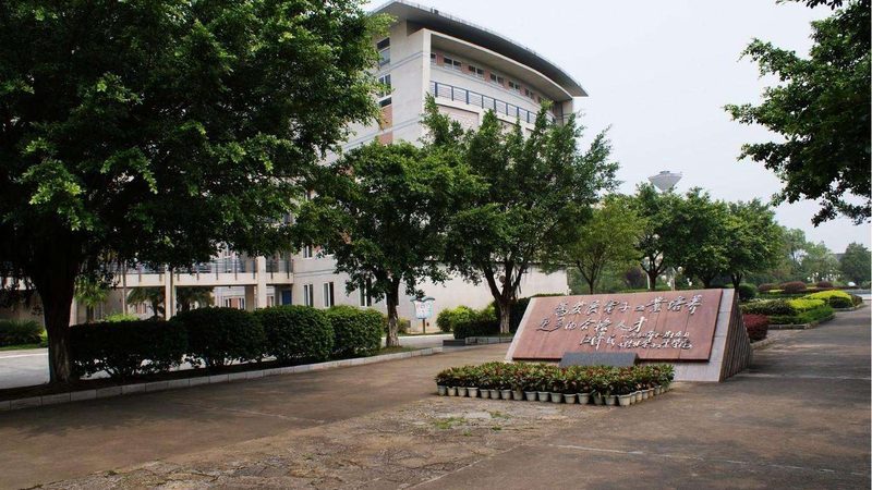 解码电子元器件：型号解析与选型逻辑**